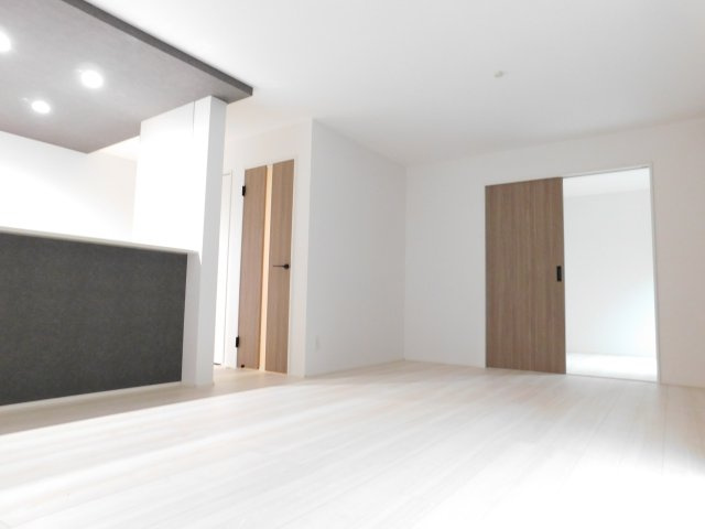 名古屋市中川区一色新町２丁目の新築一戸建の居間・リビング|◇リビング◇　　南面で明るいリビング１６．５帖　パントリー完備！