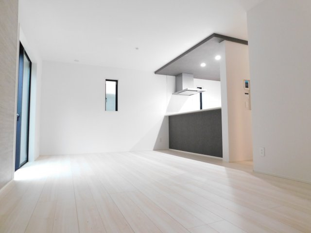 名古屋市中川区一色新町２丁目の新築一戸建の居間・リビング|◇リビング◇　　南面で明るいリビング１６．５帖　会話が弾む対面キッチン♪