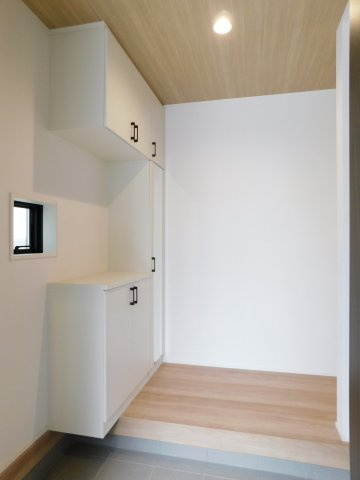 名古屋市中川区一色新町２丁目の新築一戸建のその他|◇玄関収納◇　　家族の履物がしっかり収納できるミラー付きシューズ収納！　