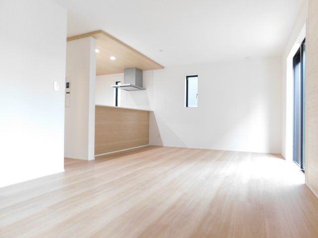 名古屋市中川区一色新町２丁目の新築一戸建の居間・リビング|◇リビング◇　　南面で明るいリビング１６．２５帖　キッチン横にパントリー完備！