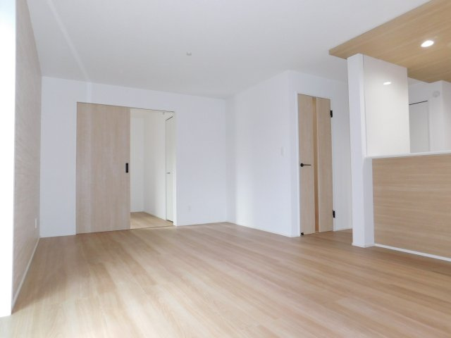 名古屋市中川区一色新町２丁目の新築一戸建の居間・リビング|◇リビング◇　　南面で明るいリビング１６．２５帖　折下天井のオシャレなキッチン♪