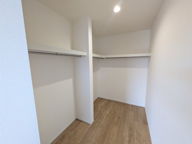 ひたちなか市中根9期　新築戸建　2号棟の収納|衣類や季節ものバッグ、帽子などの小物もまとめて収納できる広々としたウォークインクローゼット♪