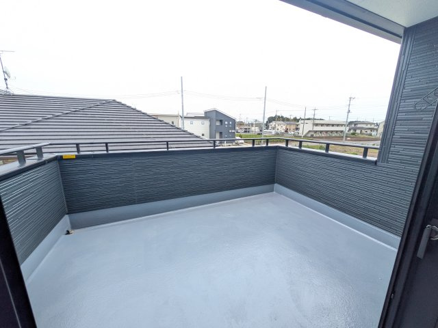 ひたちなか市中根9期　新築戸建　2号棟のバルコニー|広々としたワイドバルコニーは、日当たり良好で毎日の洗濯物干しに最適です。