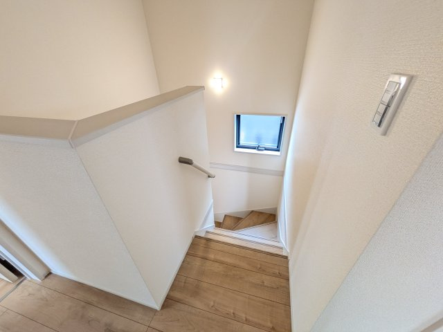 ひたちなか市中根9期　新築戸建　2号棟の内装|窓付きで明るい階段は、手すり付きでお子様からご年配の方まで安心して上り下りができます♪