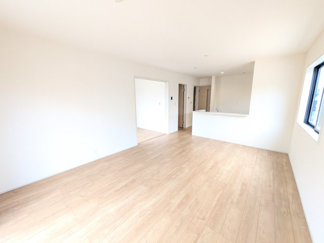 ひたちなか市中根9期　新築戸建　2号棟の居間・リビング|南向きで陽当たり良好の広々としたリビングです♪

