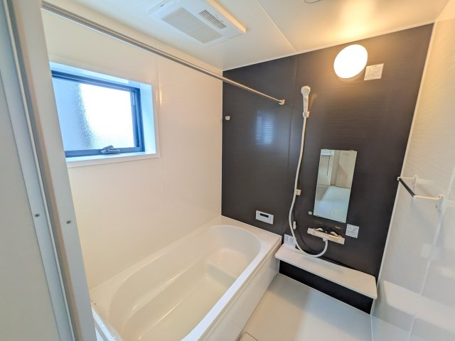 ひたちなか市中根9期　新築戸建　2号棟の浴室|1坪タイプのゆったりとしたバスルームは浴室暖房換気乾燥機付きで、どんな季節でも快適なバスタイムを満喫出来ます♪
窓付きで明るく開放的なところも良いですね！