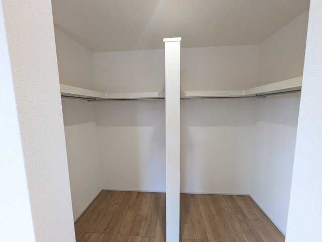 ひたちなか市中根9期　新築戸建　3号棟の収納|衣類や季節ものバッグ、帽子などの小物もまとめて収納できる広々としたウォークインクローゼット♪
