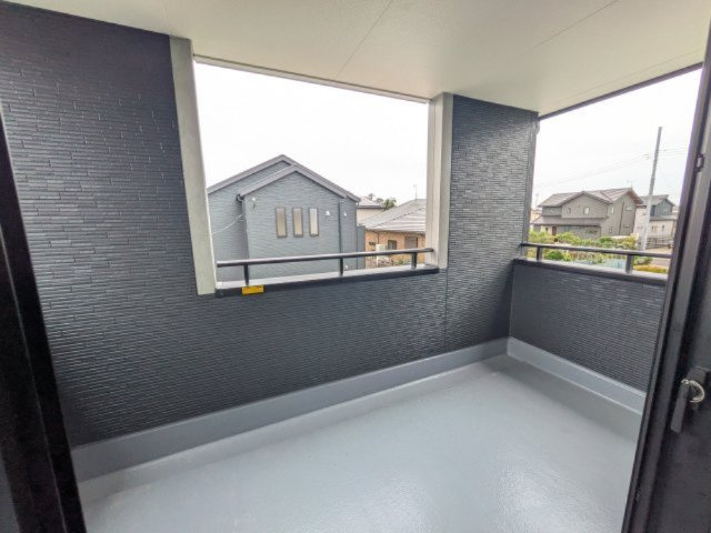 ひたちなか市中根9期　新築戸建　3号棟のバルコニー|広々としたインナーバルコニーは、日当たり良好で毎日の洗濯物干しに最適です。