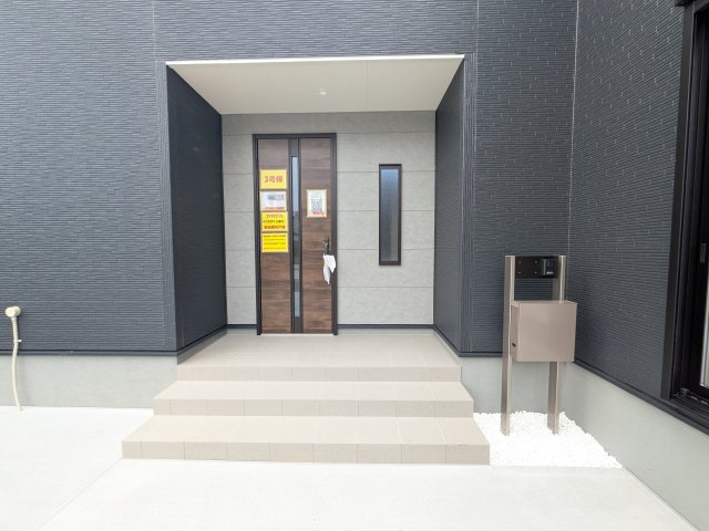 ひたちなか市中根9期　新築戸建　3号棟の玄関|お洒落な玄関ドアと洗練された外壁デザイン。家の顔にふさわしい上質な佇まいで、ご家族やお客様を迎えます。