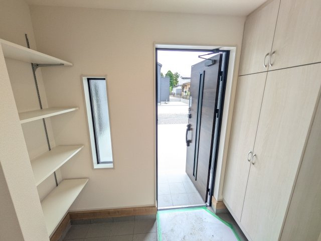 ひたちなか市中根9期　新築戸建　3号棟の玄関|家族全員の靴がスッキリ片付く大容量シューズボックス完備。
お客様を気持ちよく迎えられる、明るく清潔感あふれる玄関です。