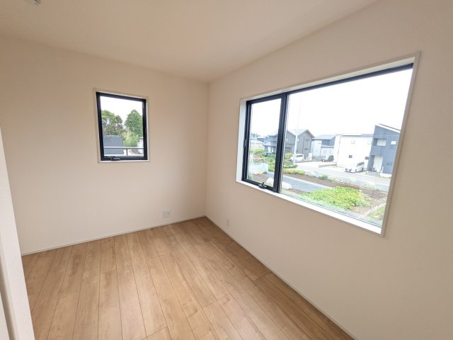 ひたちなか市中根9期　新築戸建　3号棟の洋室|たっぷり収納と明るい窓で、片付けも気持ち良くできる洋室。
お子様の「自分の部屋が欲しい」という夢を叶えます。