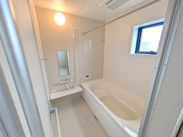 ひたちなか市中根9期　新築戸建　3号棟の浴室|1坪タイプのゆったりとしたバスルームは浴室暖房換気乾燥機付きで、どんな季節でも快適なバスタイムを満喫出来ます♪
窓付きで明るく開放的なところも良いですね！