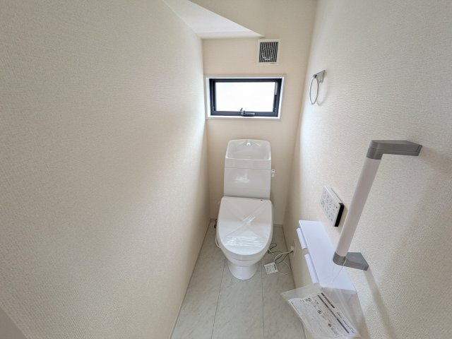 ひたちなか市中根9期　新築戸建　3号棟のトイレ|窓付きで明るく白を基調とした清潔感のあるトイレは温水洗浄便座付きです♪
