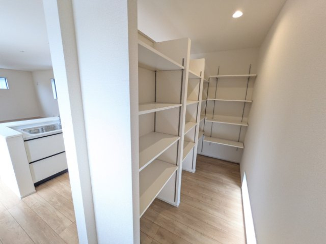 ひたちなか市中根9期　新築戸建　3号棟のキッチン|キッチンの背面には大容量の可動棚付きのパントリーがあります♪