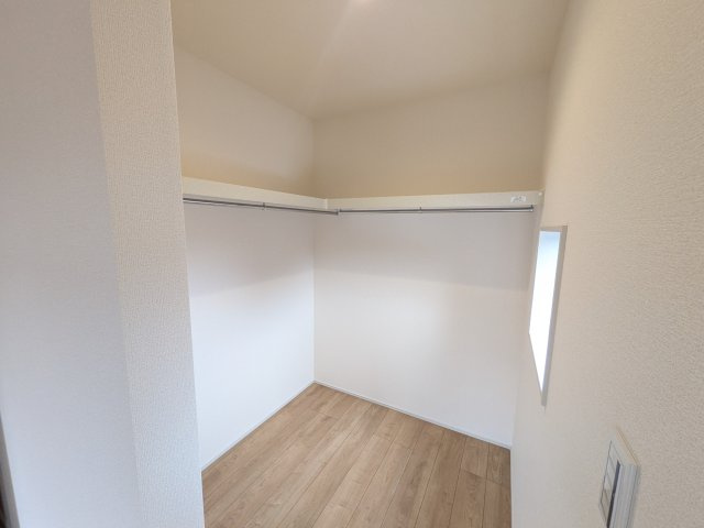 ひたちなか市中根9期　新築戸建　4号棟の収納|衣類や季節ものバッグ、帽子などの小物もまとめて収納できる広々としたウォークインクローゼット♪
