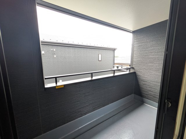 ひたちなか市中根9期　新築戸建　4号棟のバルコニー|広々としたワイドバルコニーは、日当たり良好で毎日の洗濯物干しに最適です。