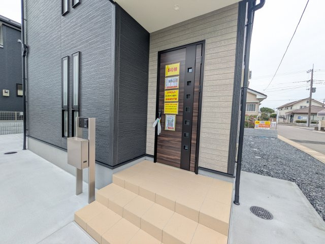 ひたちなか市中根9期　新築戸建　4号棟の玄関|お洒落な玄関ドアと洗練された外壁デザイン。家の顔にふさわしい上質な佇まいで、ご家族やお客様を迎えます。