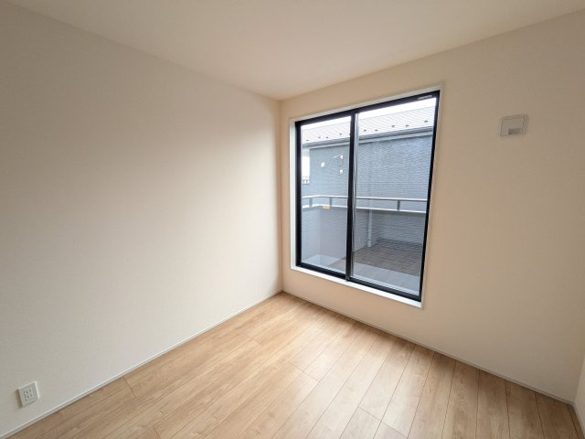 ひたちなか市中根9期　新築戸建　4号棟の洋室|たっぷり収納と明るい窓で、片付けも気持ち良くできる洋室。
お子様の「自分の部屋が欲しい」という夢を叶えます。