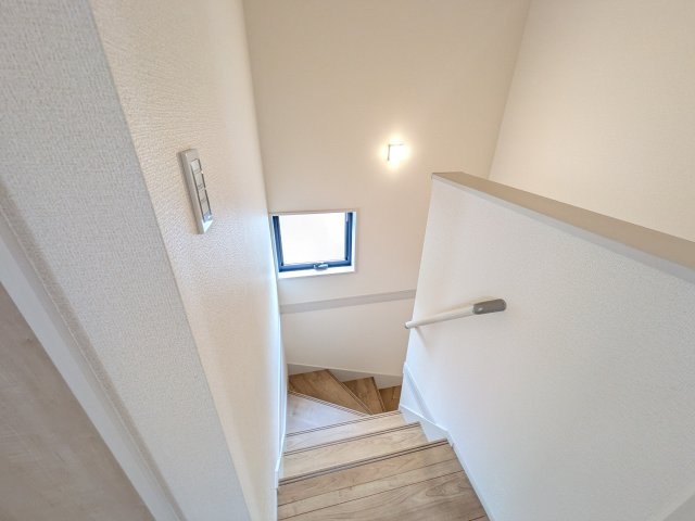 ひたちなか市中根9期　新築戸建　4号棟の内装|窓付きで明るい階段は、手すり付きでお子様からご年配の方まで安心して上り下りができます♪