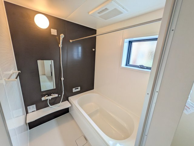 ひたちなか市中根9期　新築戸建　4号棟の浴室|1坪タイプのゆったりとしたバスルームは浴室暖房換気乾燥機付きで、どんな季節でも快適なバスタイムを満喫出来ます♪
窓付きで明るく開放的なところも良いですね！