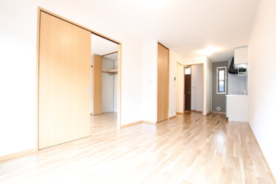 明るい日差しの差し込むお部屋です♪