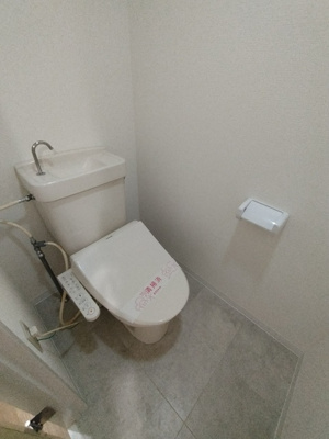 温水洗浄便座付きのトイレ