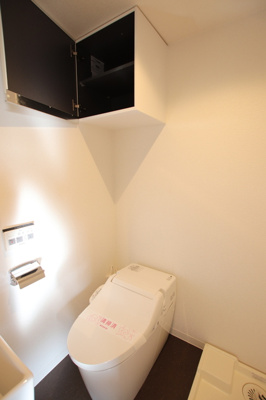トイレの上に棚付きです！