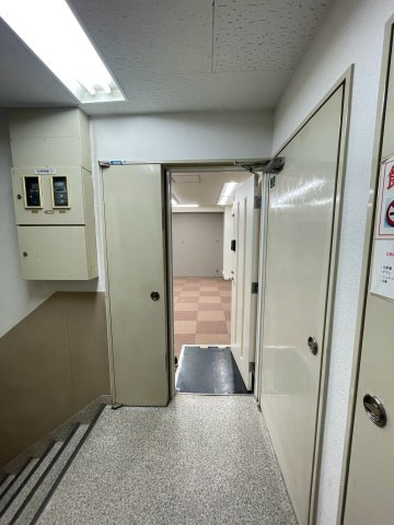 西大手前ビルの玄関