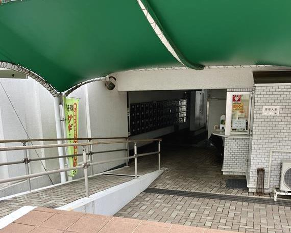 横浜ハイタウン１号棟のエントランス
