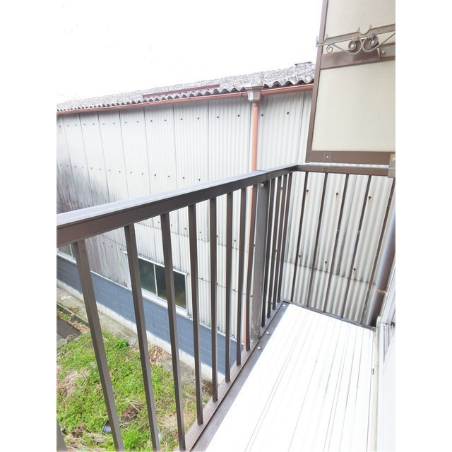 岐阜市茜部新所１丁目のアパートのバルコニー