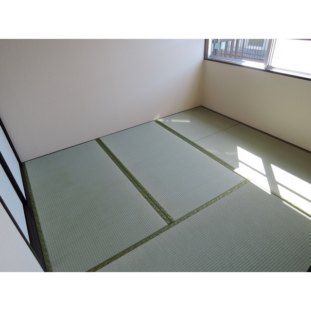 岐阜市茜部新所１丁目のアパートの居間・リビング