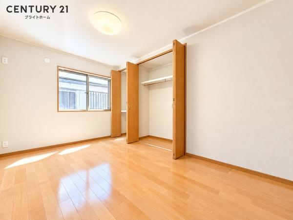 横浜市南区永田南１丁目の中古一戸建の洋室|クローゼットもあるので収納にも困りません！
荷物が多い方にも安心です。