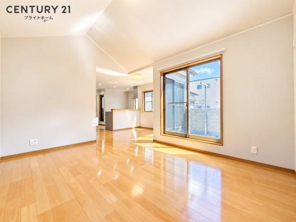 横浜市南区永田南１丁目の中古一戸建の居間・リビング|窓からは明るい光が差し込みます！
電気をつけなくても明るいです。

