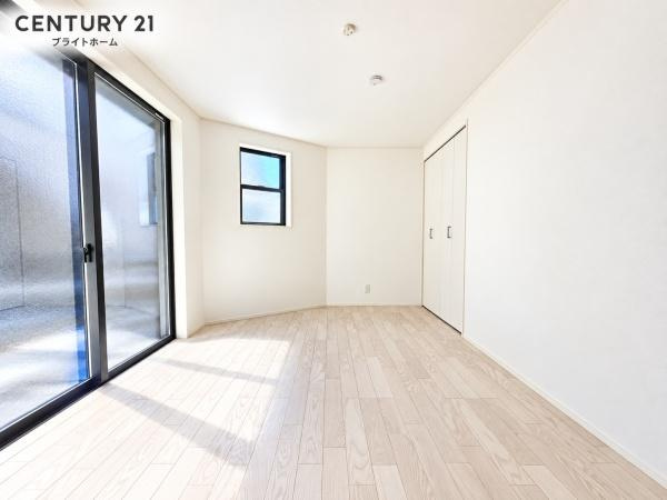 川崎市川崎区渡田東町の新築一戸建の居間・リビング|窓からは明るい光が差し込みます！
電気をつけなくても明るいです。

