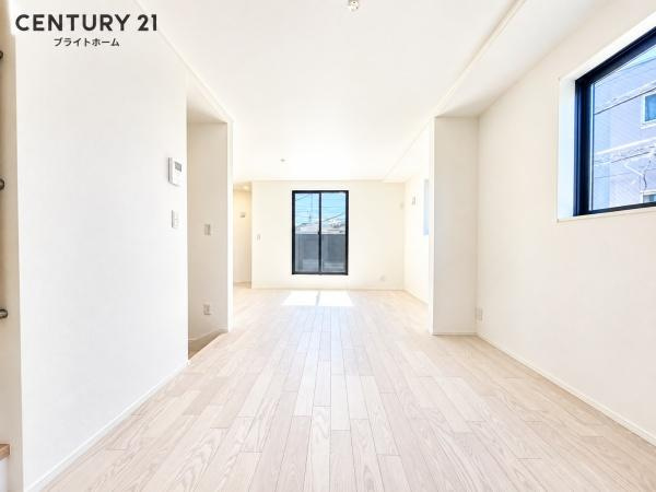 川崎市川崎区渡田東町の新築一戸建の居間・リビング|明るいLDK！！
陽当たり良好です。
