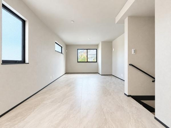 横浜市西区境之谷の新築一戸建の居間・リビング|窓からは明るい光が差し込みます！
電気をつけなくても明るいです。

