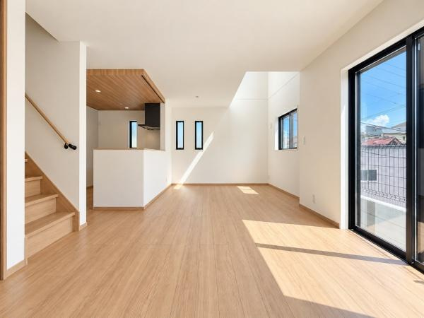 横浜市南区六ツ川２丁目の新築一戸建の居間・リビング|窓からは明るい光が差し込みます！
電気をつけなくても明るいです。


