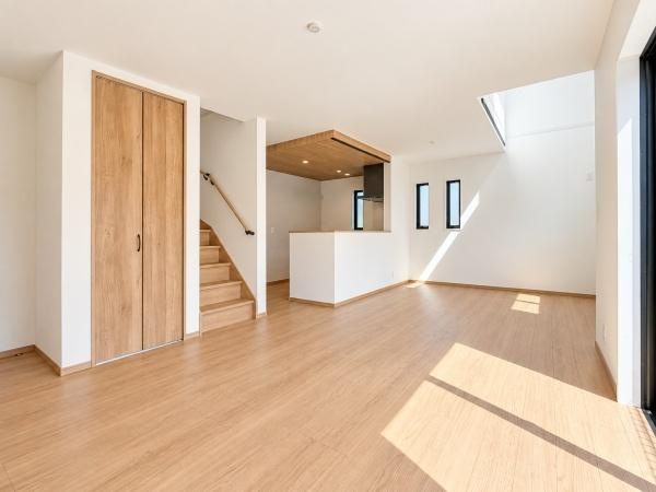 横浜市南区六ツ川２丁目の新築一戸建の居間・リビング|形のよい明るいリビング！
家具の配置も困りません♪