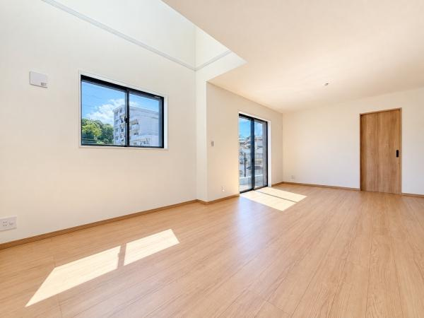 横浜市南区六ツ川２丁目の新築一戸建の居間・リビング|吹抜けがある明るいリビング♪
解放感がありのびのび生活できます！
