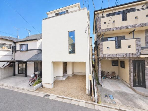 川崎市川崎区台町の新築一戸建の前面道路含む現地写真|車通りが少ない為、小さなお子様にも安心です。
是非一度、現地へ起こしください。