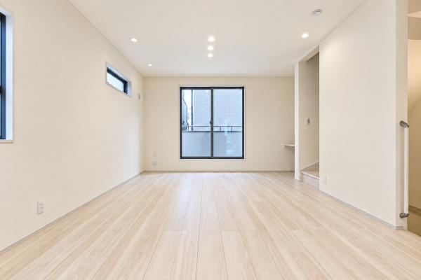 川崎市川崎区台町の新築一戸建の居間・リビング|窓からは明るい光が差し込みます！
電気をつけなくても明るいです。

