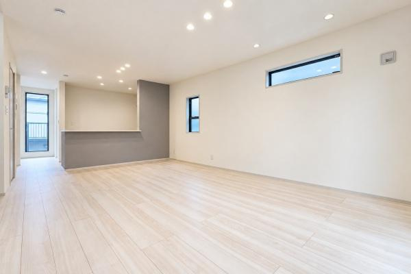 川崎市川崎区台町の新築一戸建の居間・リビング|形のよい明るいリビング！
家具の配置も困りません♪