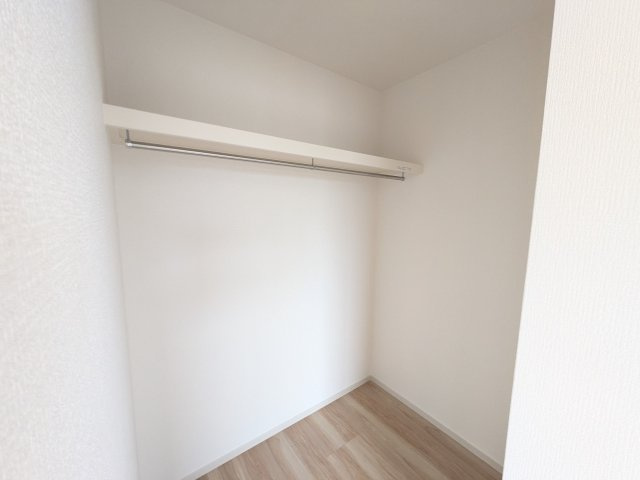 水戸市東前町5期　新築戸建て　1号棟の収納|大容量のウォークインクローゼット。衣類はもちろん、スーツケースや季節の家電もまとめて収納でき、居室空間をすっきりと保ちます。