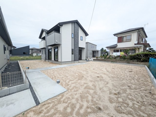 水戸市東前町5期　新築戸建て　1号棟の前面道路含む現地写真|陽当たりや敷地の広さをご確認できます！
本日のご見学も可能です♪
お気軽にお電話またはお問い合わせください。