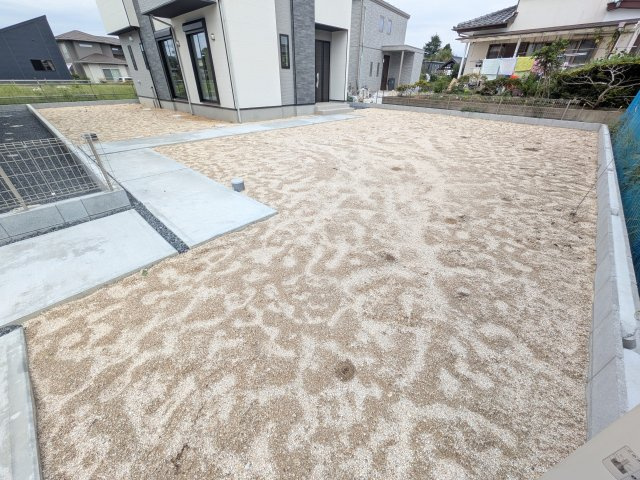 水戸市東前町5期　新築戸建て　1号棟の庭|リビングに明るい光を届ける広々とした南庭。
お子様の遊び場やペットのスペースとしても最適です。
室内外で心地よい暮らしが叶います。