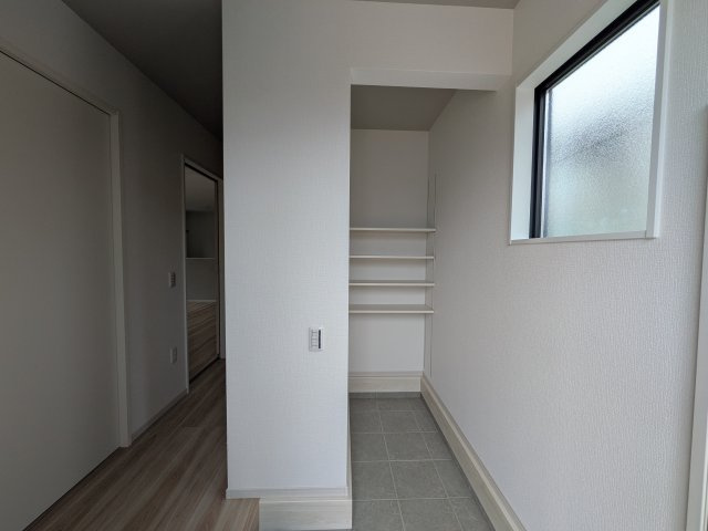 水戸市東前町5期　新築戸建て　1号棟の玄関|家族全員の靴がスッキリ片付く大容量シューズボックス完備。
お客様を気持ちよく迎えられる、明るく清潔感あふれる玄関です。