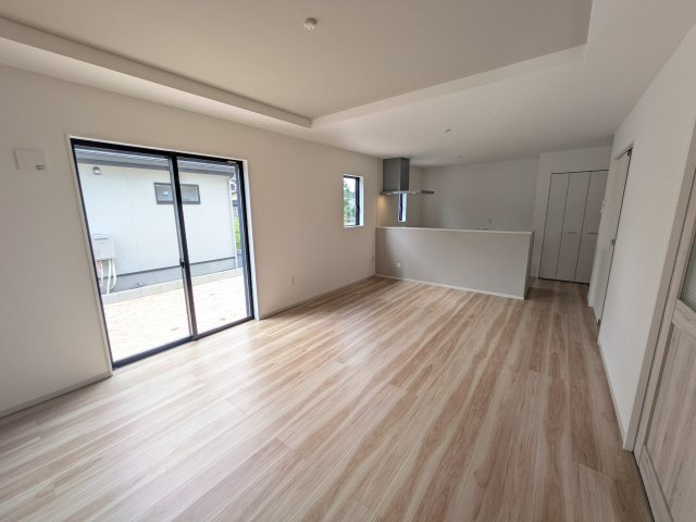 水戸市東前町5期　新築戸建て　1号棟の居間・リビング|居心地の良いデザインと機能性を両立。ご友人を招いたり、趣味を楽しんだり、様々なシーンで活躍する団らんの中心地です。