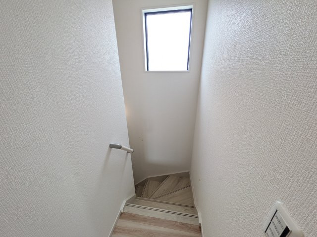 水戸市東前町5期　新築戸建て　1号棟の内装|窓付きで明るい階段は、手すり付きでお子様からご年配の方まで安心して上り下りができます♪