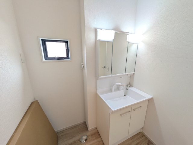 水戸市東前町5期　新築戸建て　1号棟の独立洗面台|三面鏡の洗面化粧台はミラー扉の内側がすべて収納スペースになっており、収納力も魅力的です♪
ボックスティッシュも収納可能で、可変トレイは収納物に応じて高さ調整ができます！
取り外して洗えるので清潔です♪