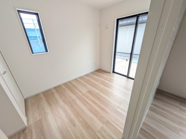 水戸市東前町5期　新築戸建て　1号棟の洋室|リビングと繋がる多目的スペース。引き戸を開ければ広々LDK、閉じれば客間や書斎、お子様の遊び場に早変わりします。日当たりも良好です♪